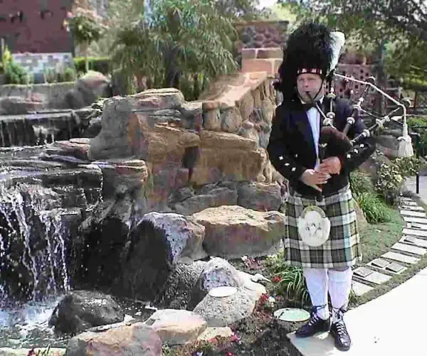 Harry Farrar, bagpiper